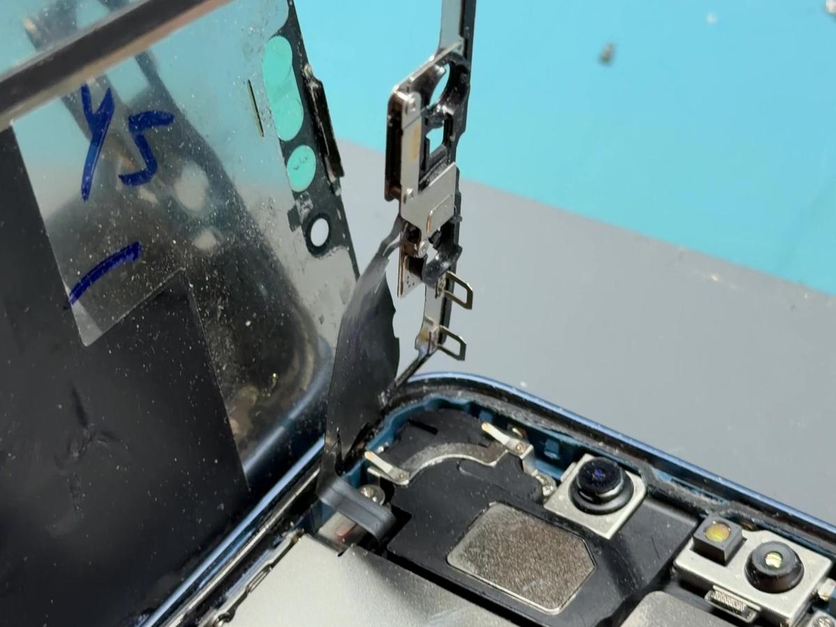 iphone-13-vnitrek-telefonu-cip-a15-bionic